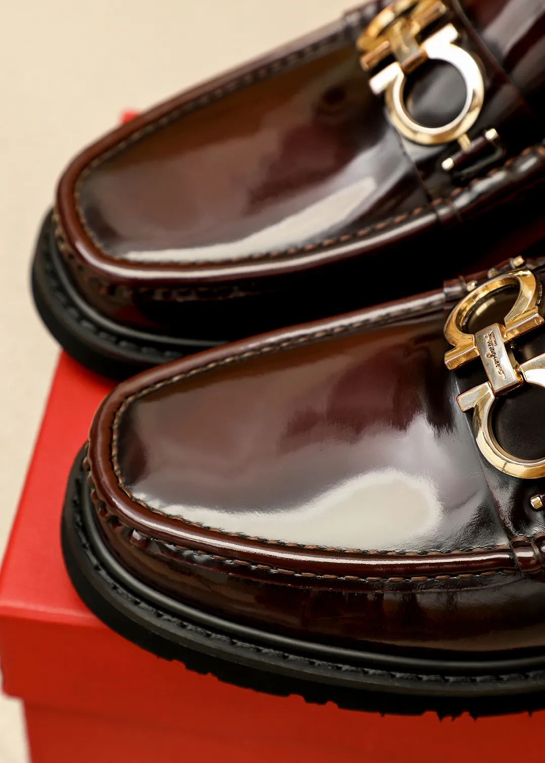 Men's shoes 💰520 💐 Product trademark: Ferragamo "Ferragamo" casual leather shoes Regular size: 38-44 (45.46🉑️customized) Product materials: Selected imported first-layer open-edge beaded cowhide leather upper + original hardware buckle, imported water-dyed cowhide leather lining. Strong three-dimensional visual effect, original outsole color: 1⃣️color optional